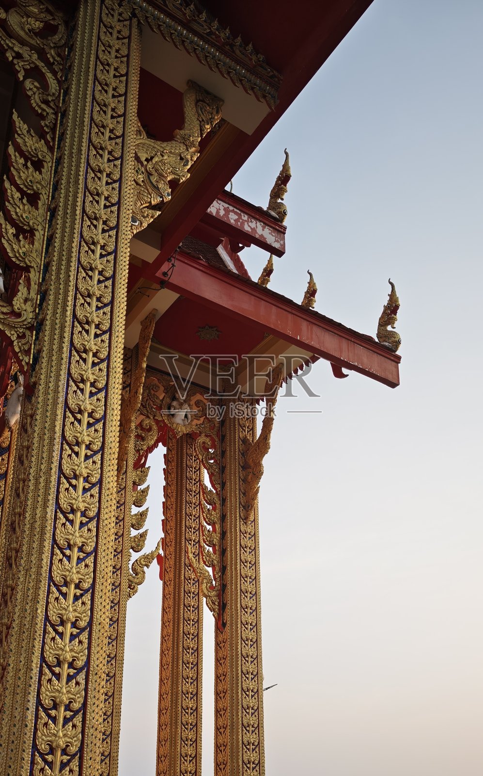 传统建筑上复杂建筑细节的详细视图。照片摄影图片