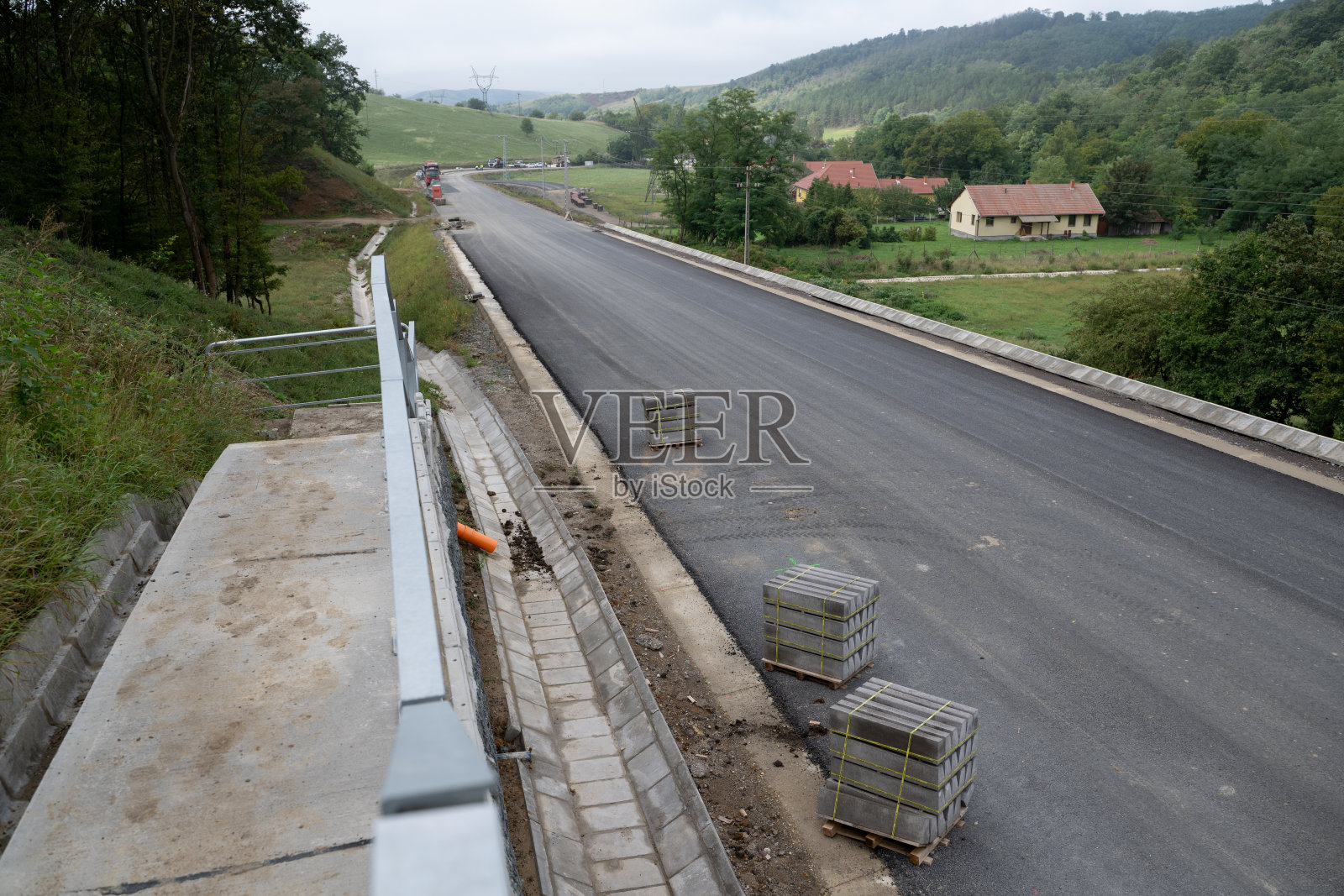 新修建的道路旁设有带金属护栏的步行道照片摄影图片