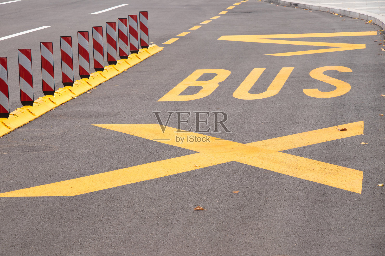 公交车站的黄色道路标线和安全荧光条纹照片摄影图片