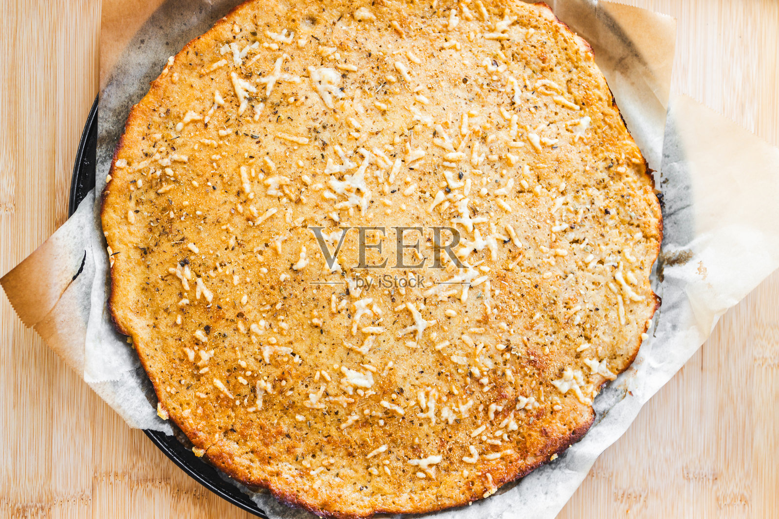 鹰嘴豆粉做的法式薄饼socca 盛放在木盘上,乡村风格的法式灵感食谱照片摄影图片