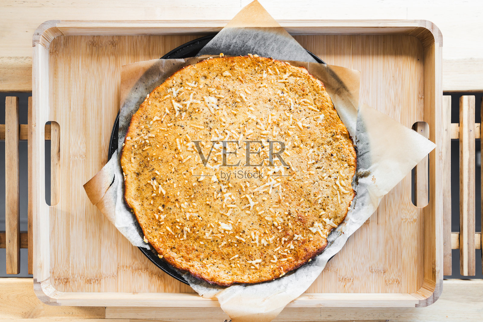 鹰嘴豆粉薄饼 socca,装在木盘上,法式乡村风味食谱照片摄影图片