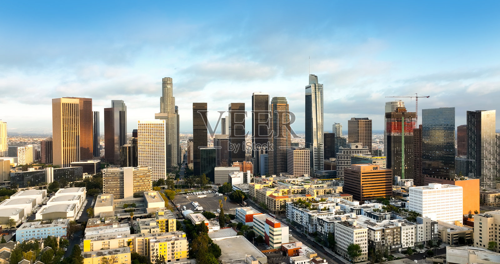 洛杉矶市中心摩天大楼的鸟瞰全景图。洛杉矶市中心的航拍图。洛杉矶的宽幅航拍全景图。洛杉矶市的航拍城市景观。洛杉矶全景天际线。照片摄影图片