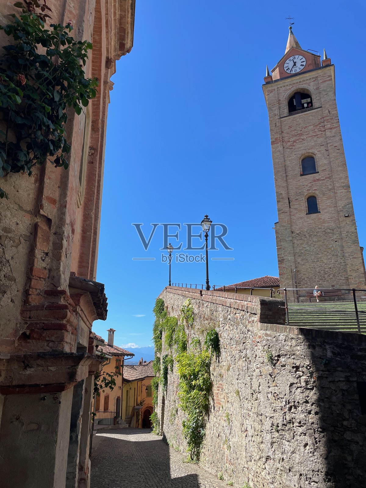 意大利皮埃蒙特省蒙特福特阿尔巴历史小镇的街道景象。照片摄影图片