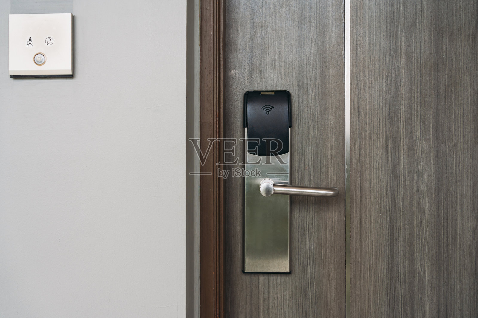 酒店电子房卡,用于开门。智能卡钥匙,用于锁门和开门。安全系统和保护概念。照片摄影图片