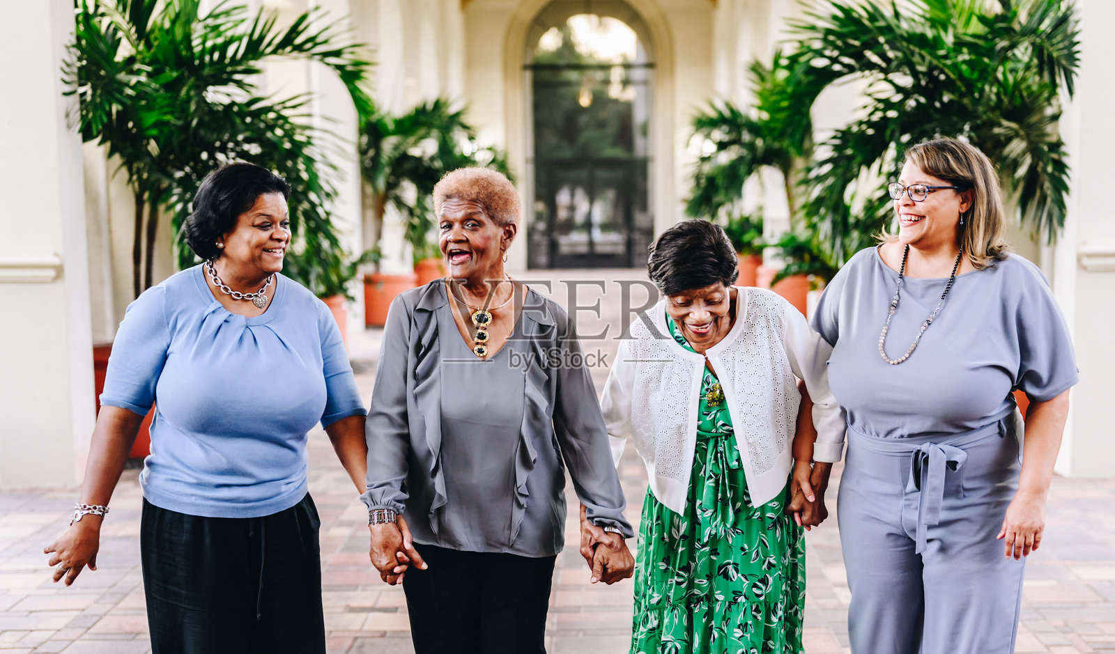 一群快乐、深情的非洲裔美国女性,她们是不同年龄段的家庭成员、成熟的女性和老年女性,在户外拍摄的合影,展现了女性之间的友谊。照片摄影图片