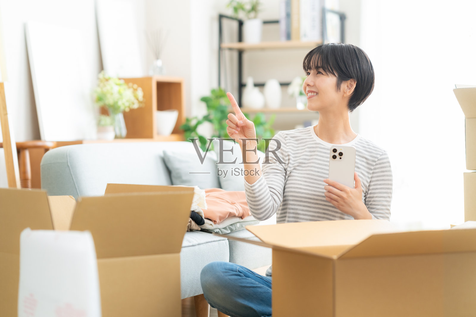 搬家的女人照片摄影图片