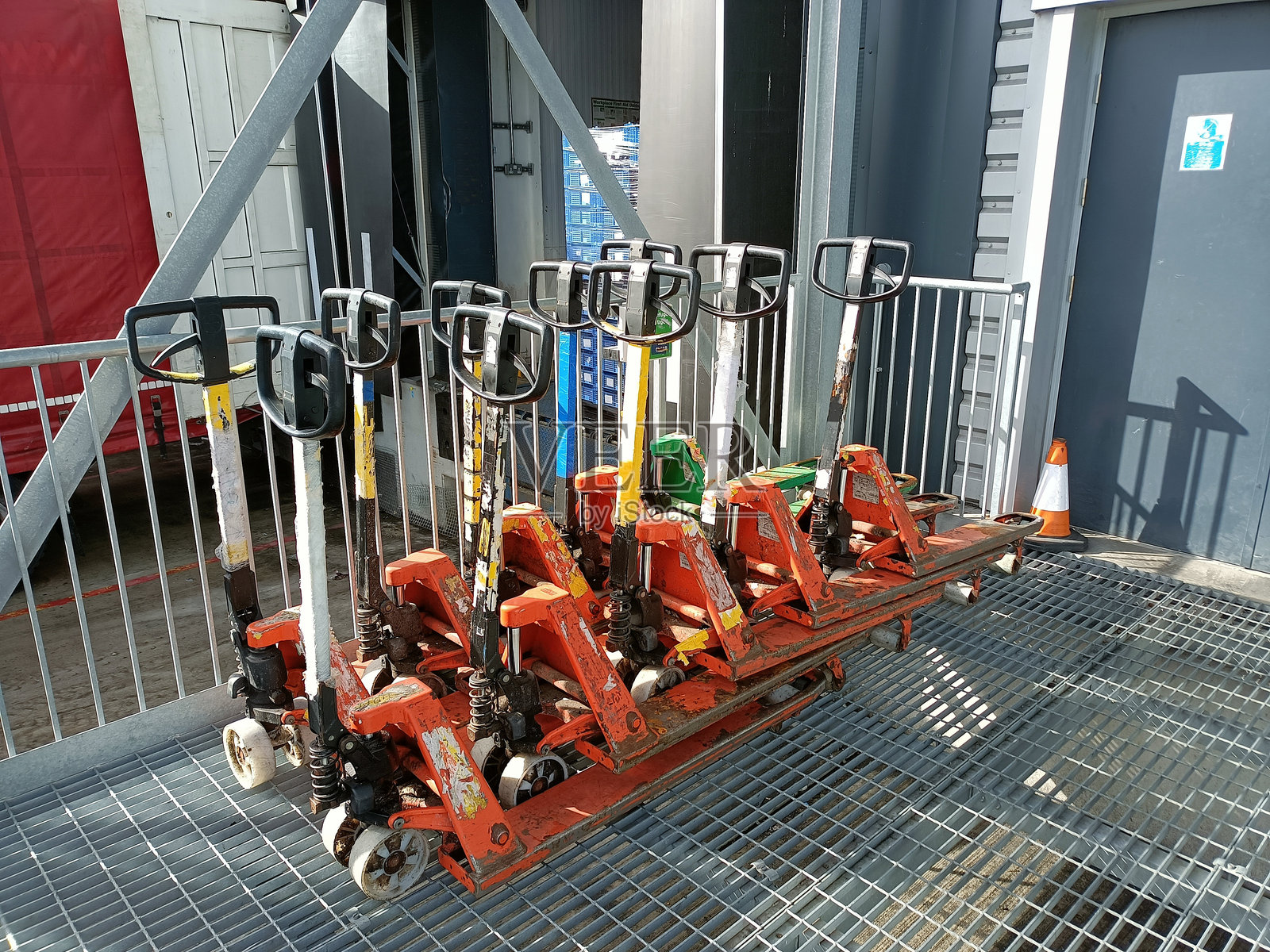 十个旧的用过的托盘卡车照片摄影图片