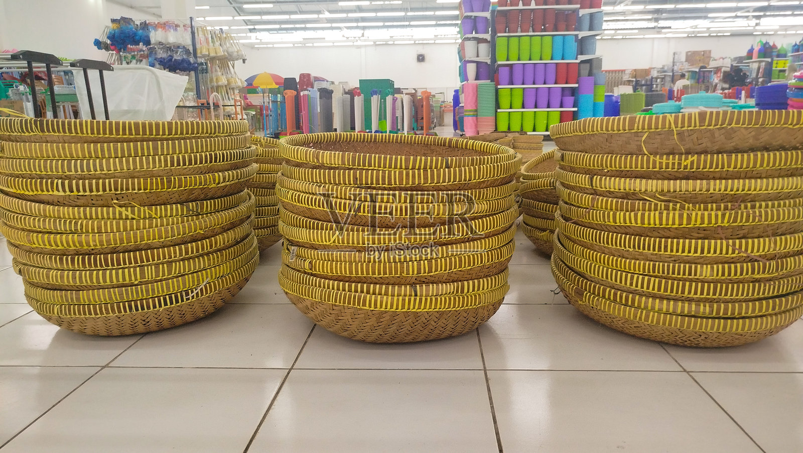 超市里的竹制滤网容器照片摄影图片