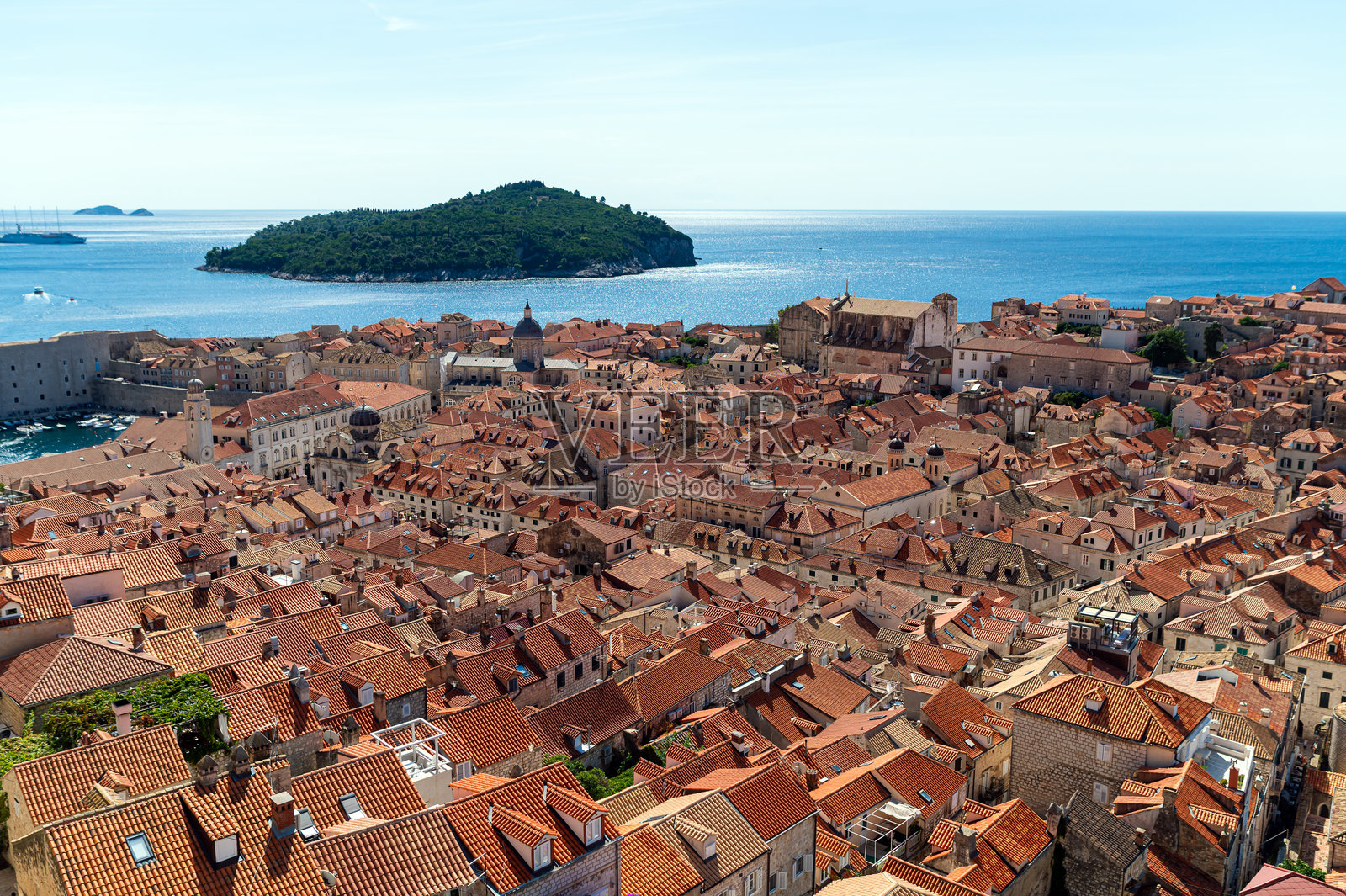 杜布罗夫尼克老城区的壮丽鸟瞰图,红色的屋顶和亚得里亚海照片摄影图片