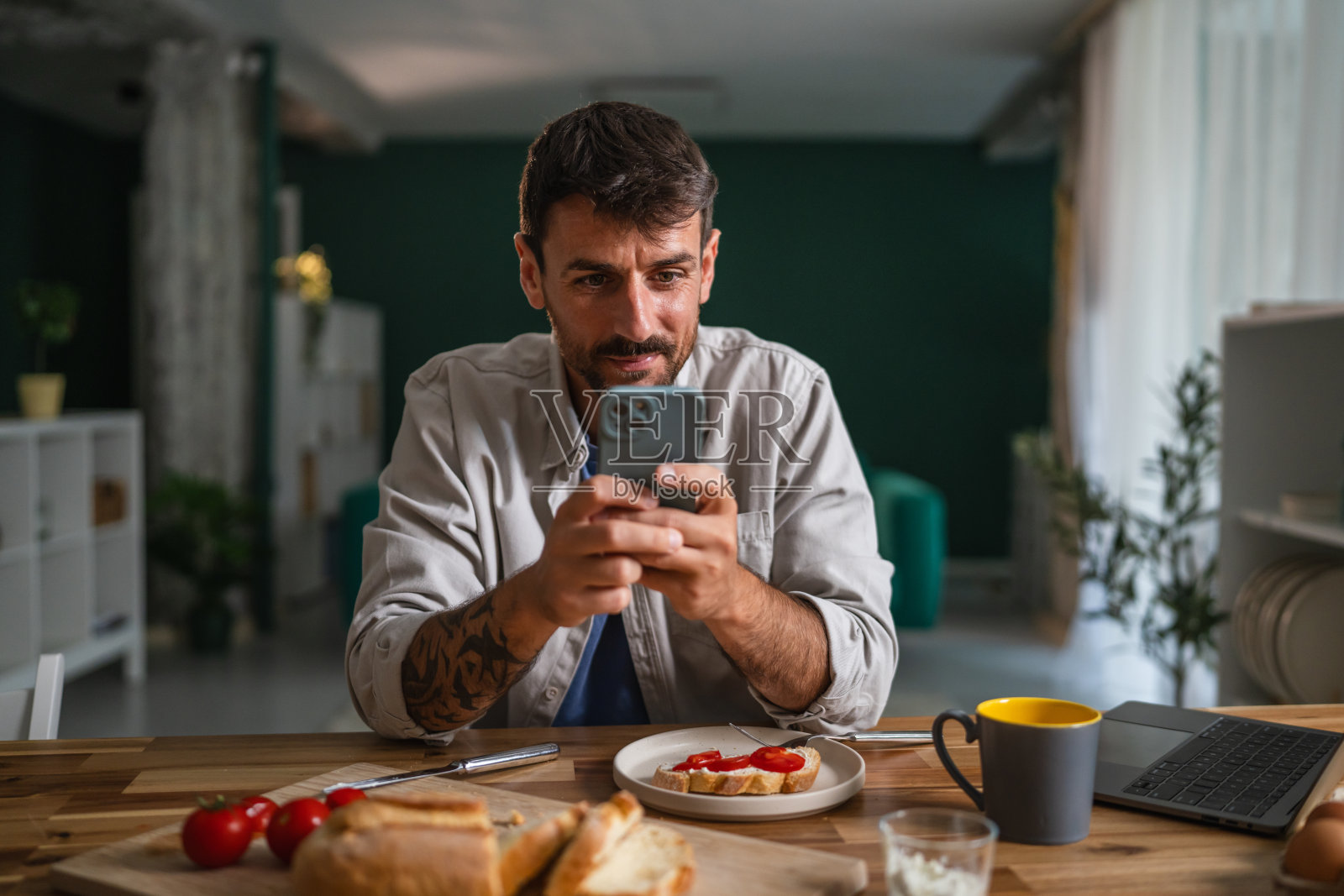 男人一边思考一边计划,手里拿着智能手机照片摄影图片