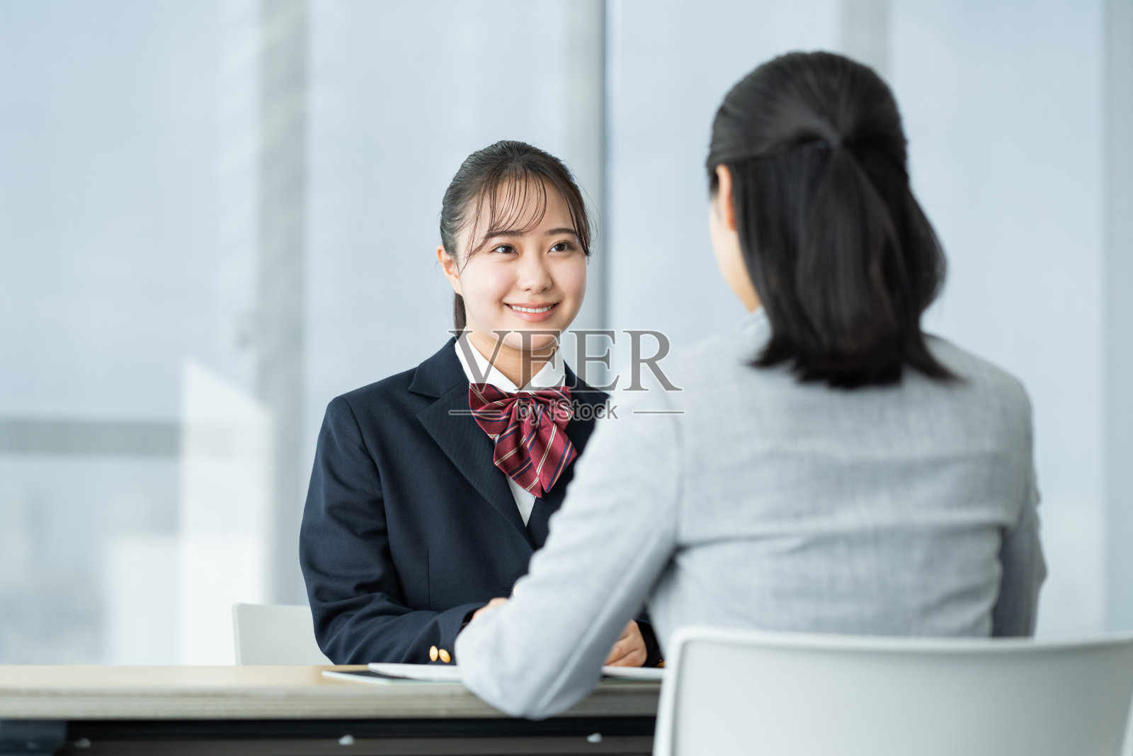 一名高中女学生正在咨询照片摄影图片