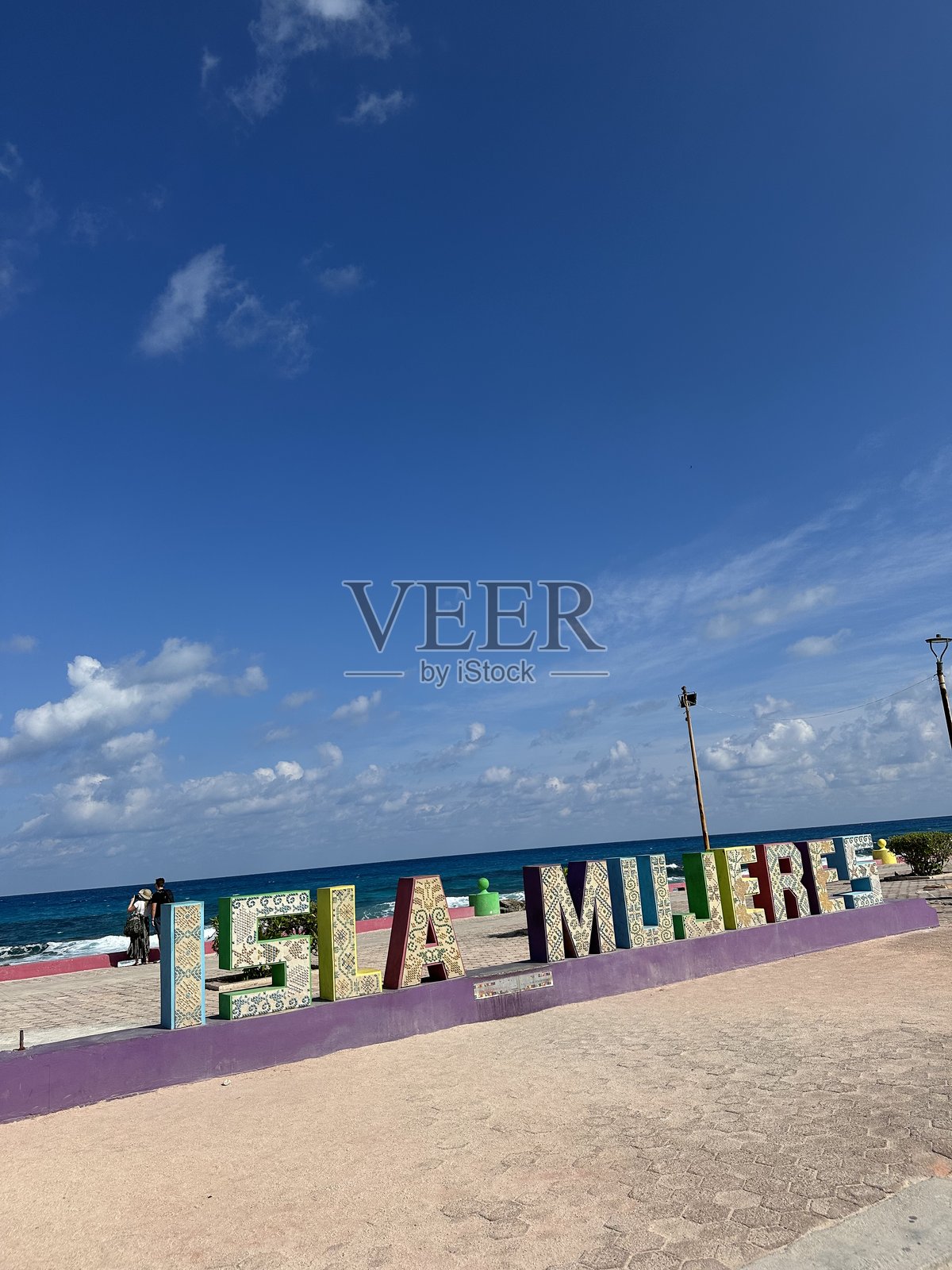 伊斯兰穆赫雷斯岛的标志,背景是海洋和蓝天照片摄影图片