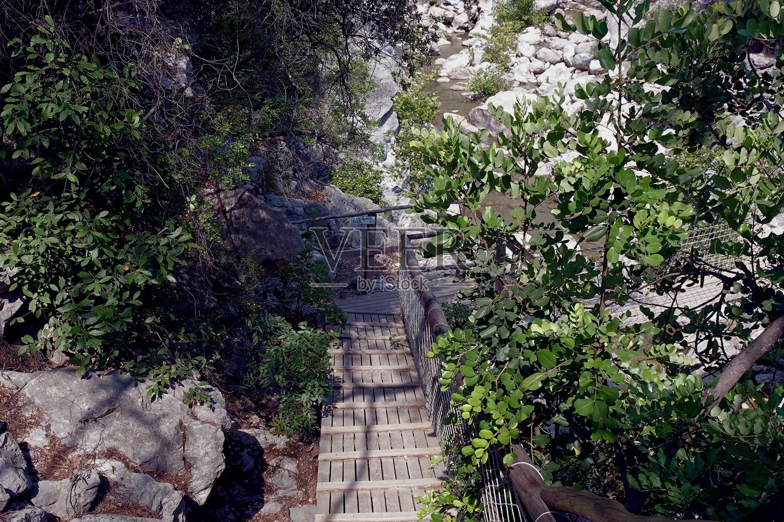 戈伊努克峡谷的行人桥。照片摄影图片