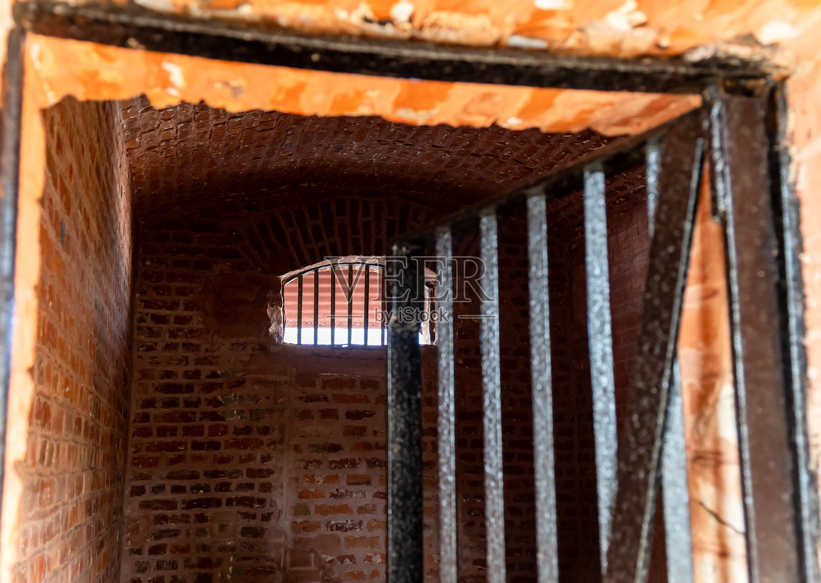 带栏杆窗户的历史监狱建筑照片摄影图片