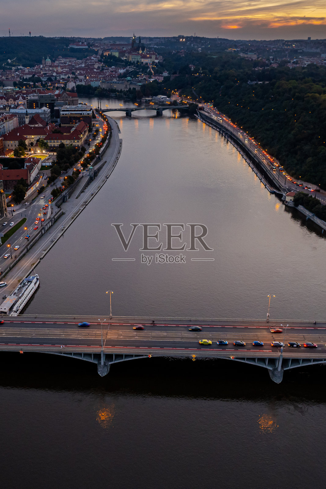 布拉格伏尔塔瓦河、工业和贸易部、讽刺的街道和建筑以及老皇宫——圣维特大教堂的绝美航拍景观照片摄影图片