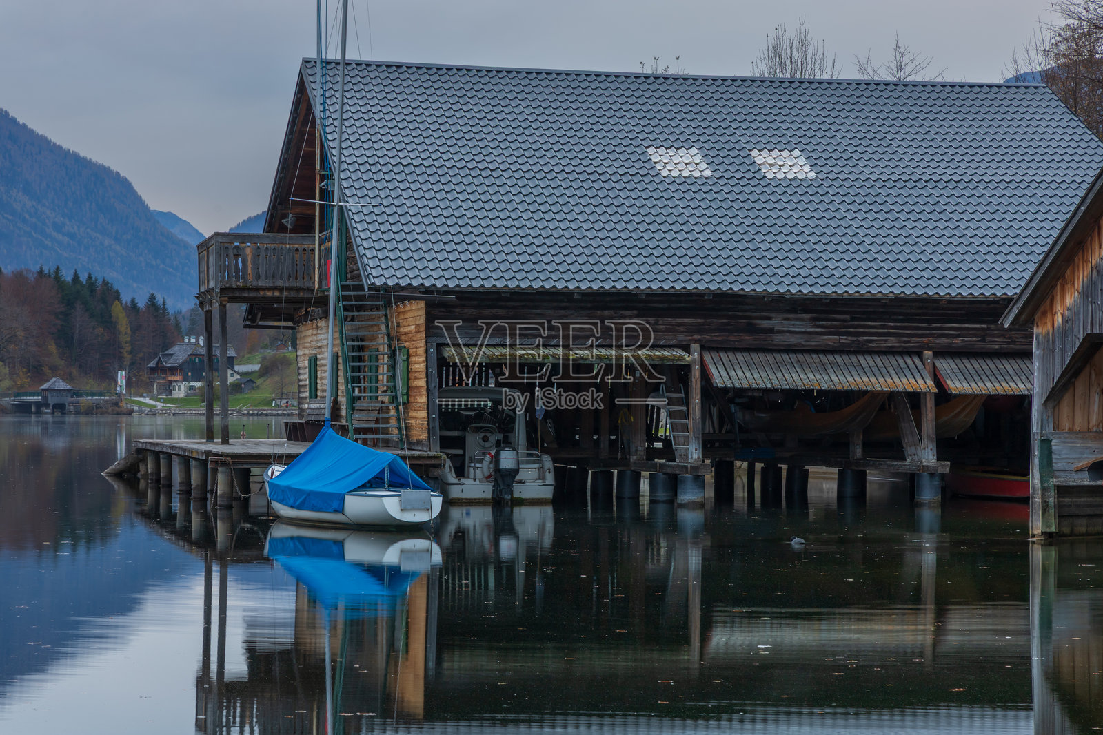 奥地利萨尔茨卡默古特施蒂里亚地区,位于托特斯山脉南麓的美丽山湖格伦德尔湖照片摄影图片