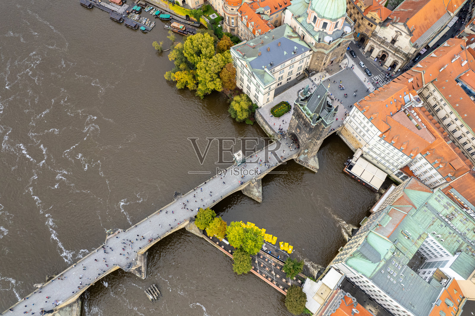 布拉格老城桥塔、查理大桥(Karlův most)和布拉格市的美丽鸟瞰图照片摄影图片