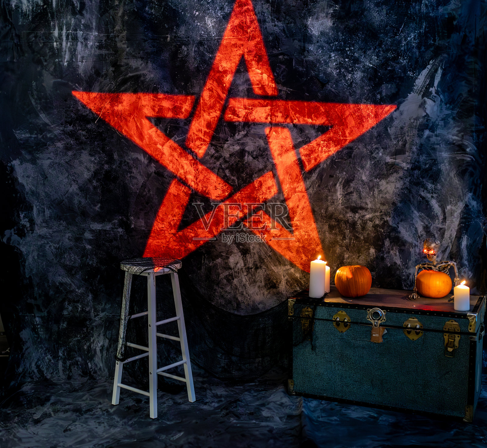 带有神秘和神秘主义象征的红色和黑色五角星照片摄影图片