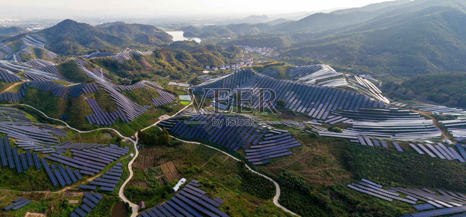 山顶上的太阳能发电站照片摄影图片