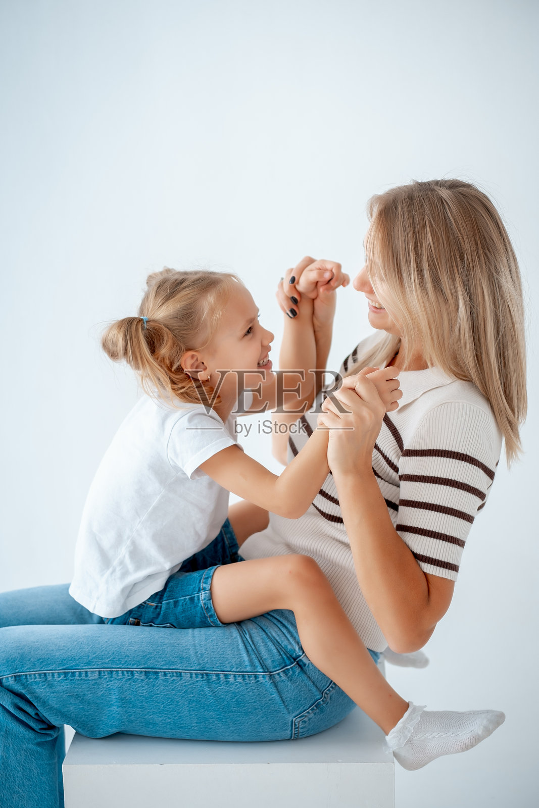 母亲与女儿,母爱与关怀,母子拥抱亲吻,纯白隔离背景照片摄影图片