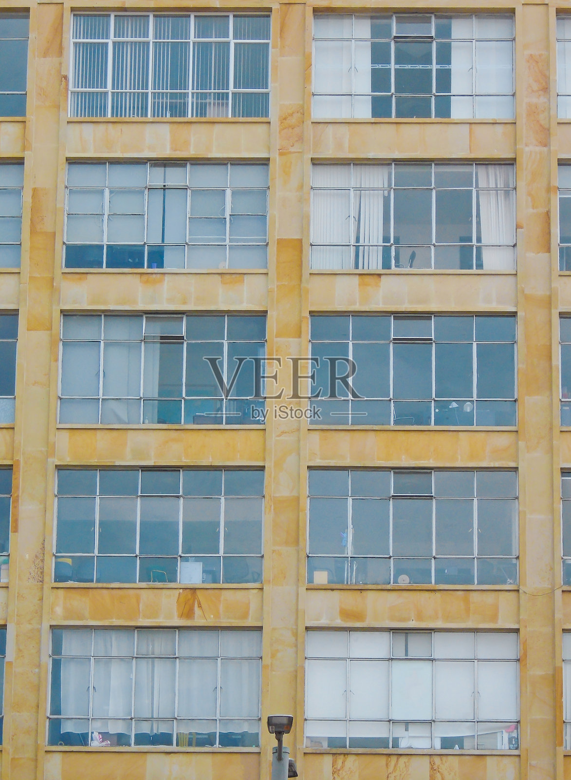 波哥大老建筑的玻璃窗照片摄影图片