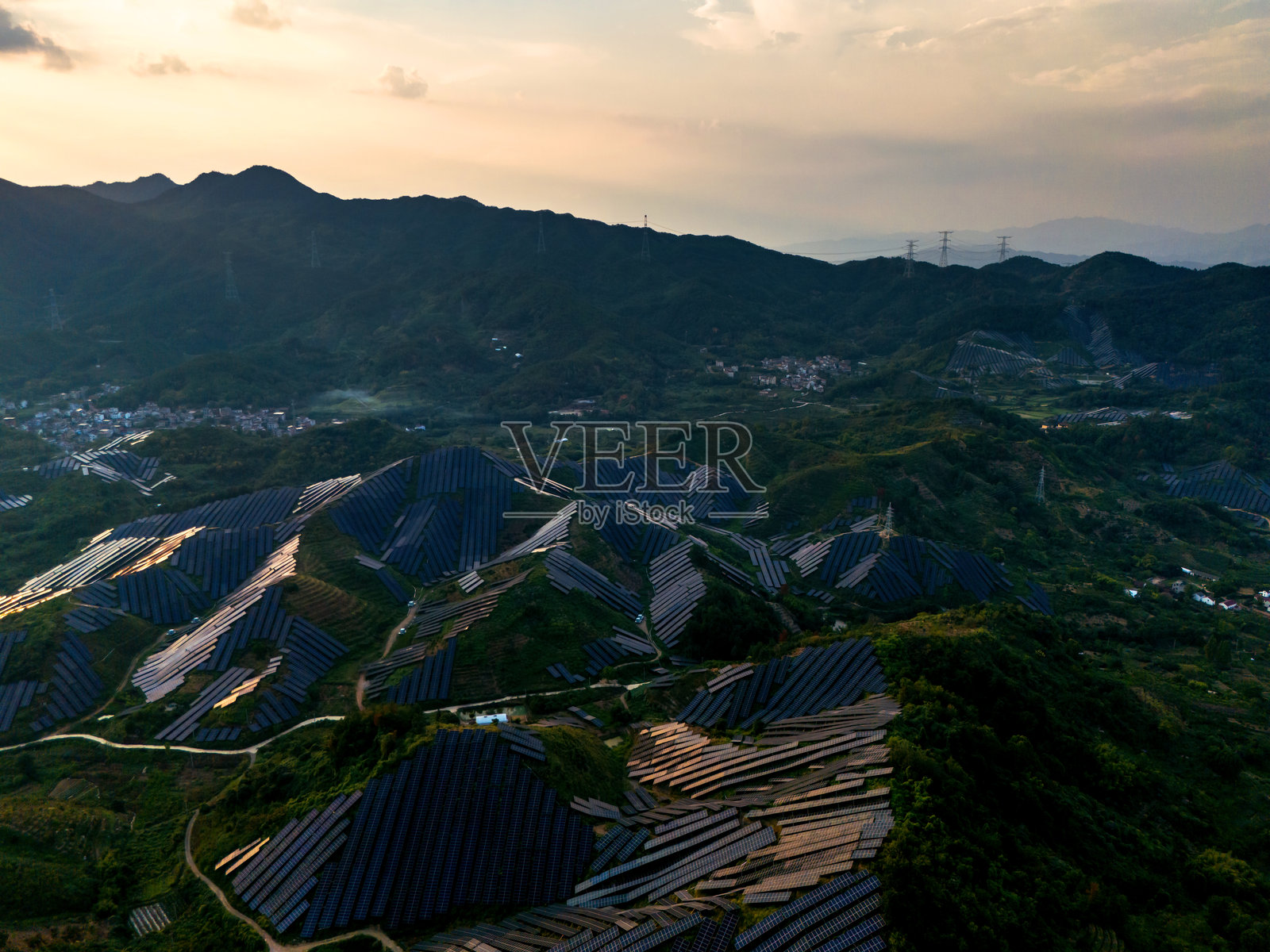 日落时分,山顶太阳能发电站的鸟瞰图照片摄影图片