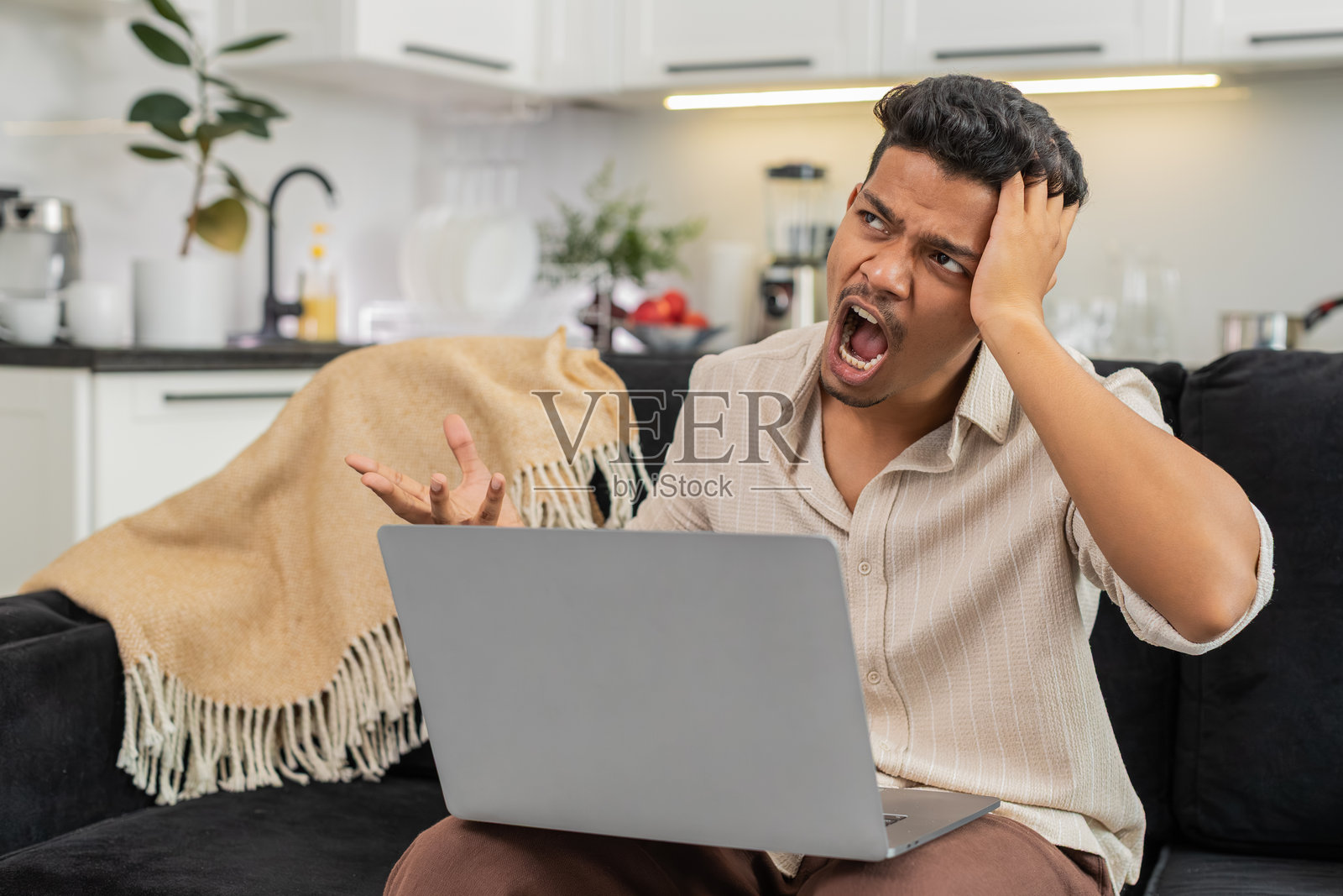 印度男子在笔记本电脑上阅读拒绝信,他捧着头深呼吸,制定改进工作的计划,清晰地进行。照片摄影图片