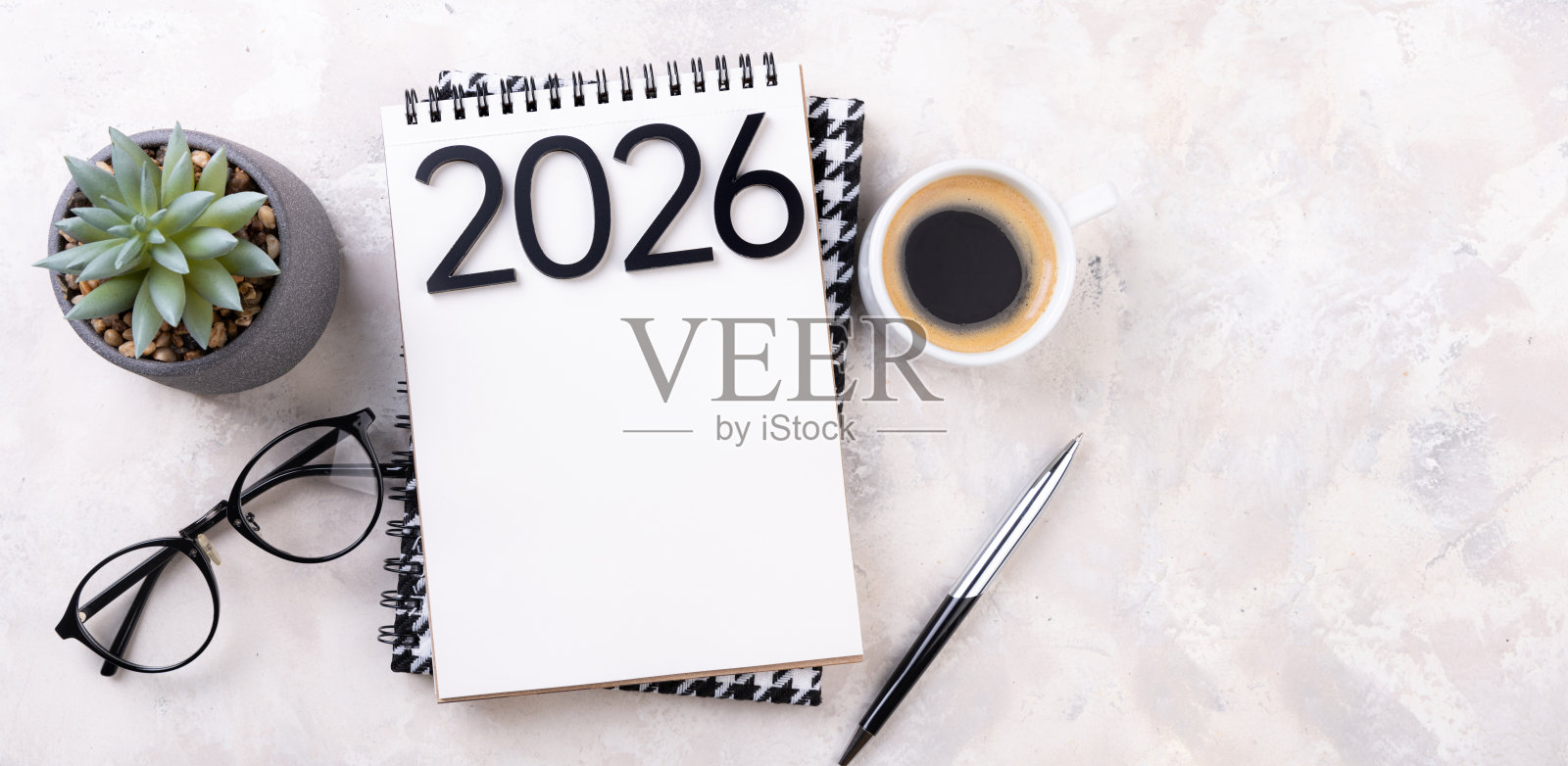 2026年新年目标在桌上。2026年计划清单,配有笔记本和植物。决心、计划、目标、行动、待办事项、想法概念。新年2026年决心。照片摄影图片