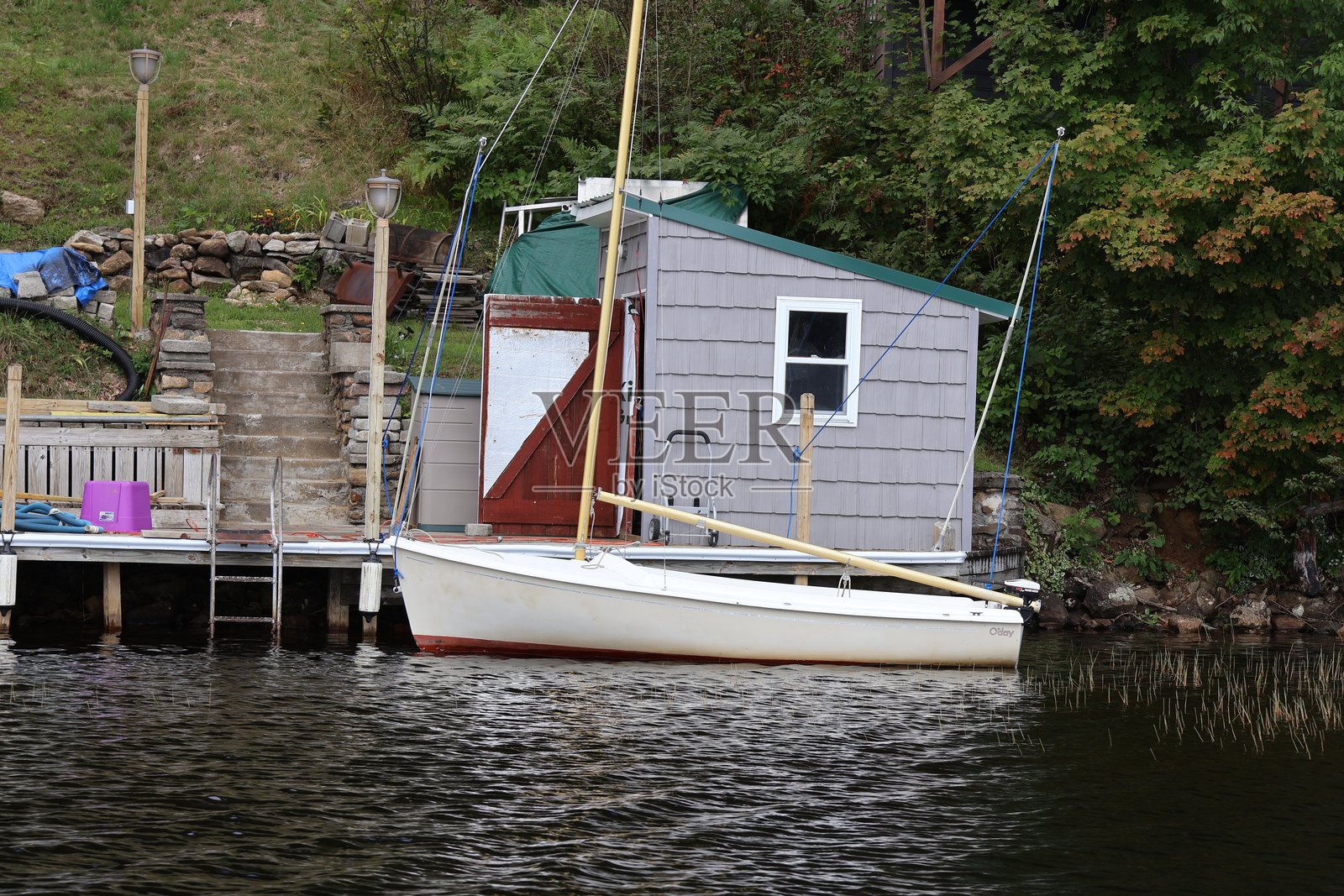 小型帆船停靠在质朴的小码头上照片摄影图片
