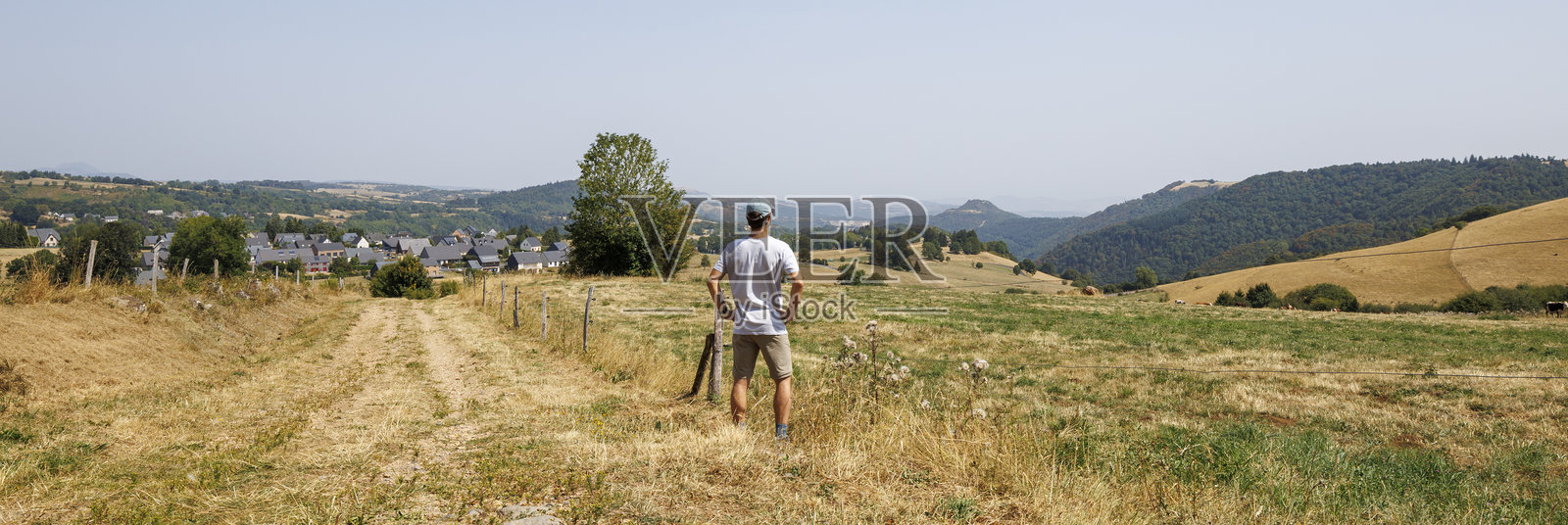 法国贝塞-圣-阿纳斯泰斯一名游客欣赏风景的全景视图照片摄影图片
