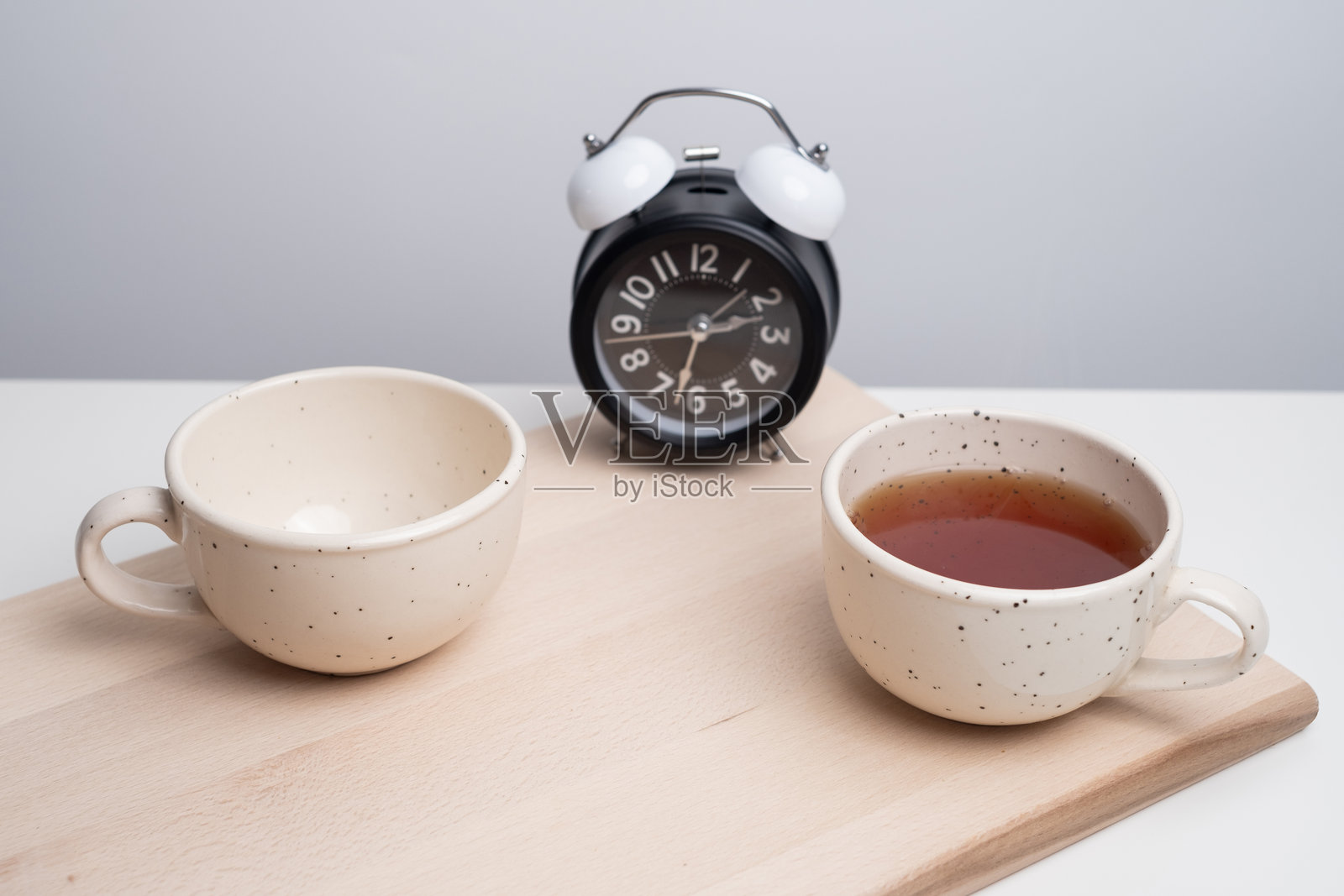 咖啡休息时间。办公桌上的咖啡杯或茶杯。商务概念照片摄影图片