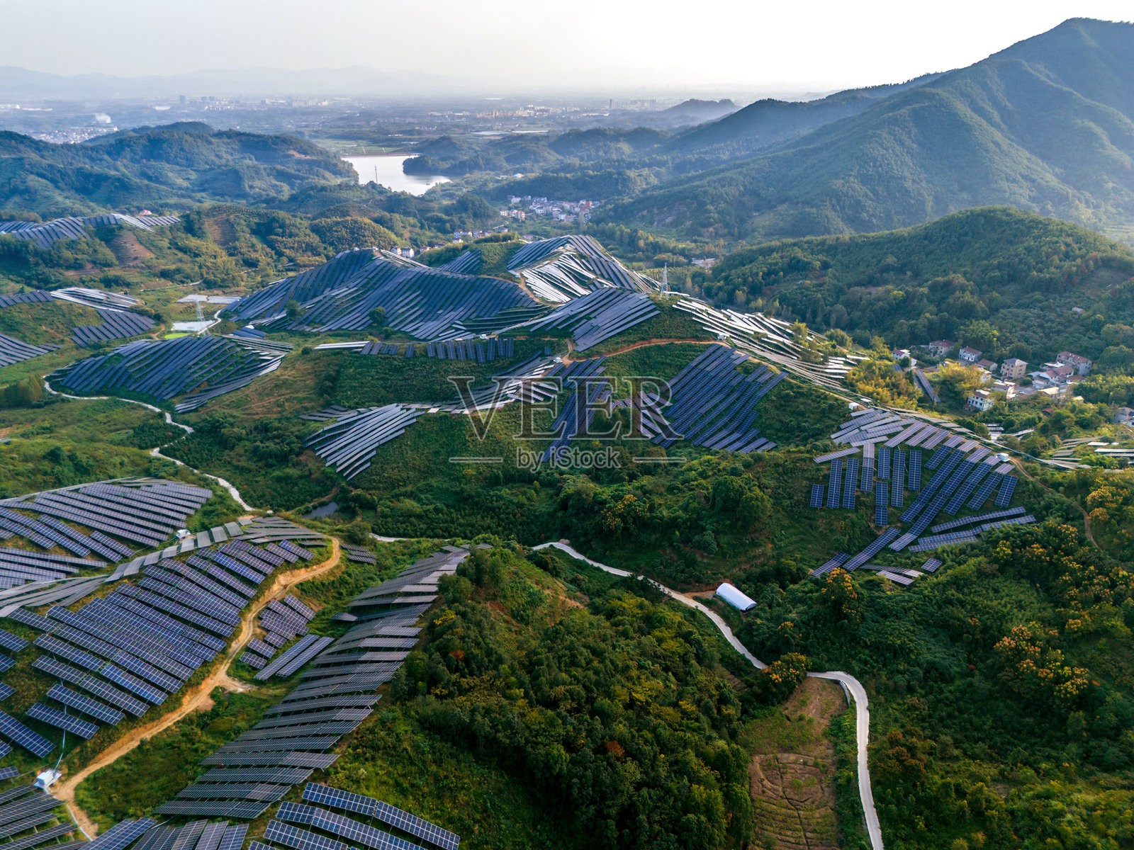 山顶上的太阳能发电站照片摄影图片