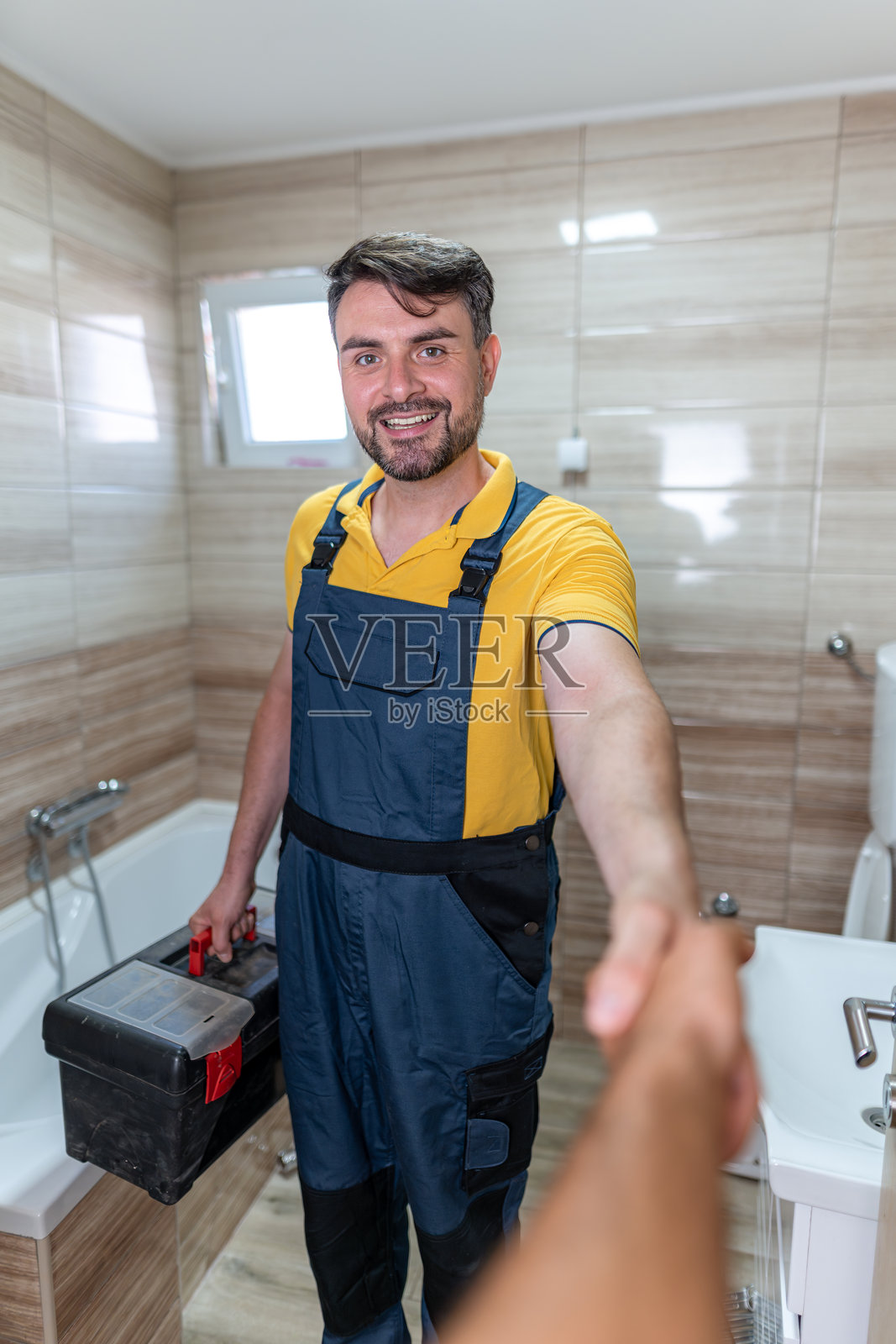 熟练的杂工准备协助进行现代浴室翻新项目照片摄影图片