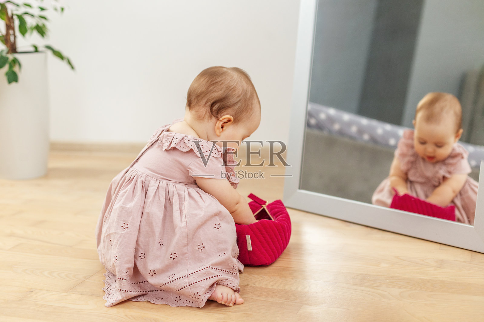 可爱的女婴在镜子前玩耍照片摄影图片