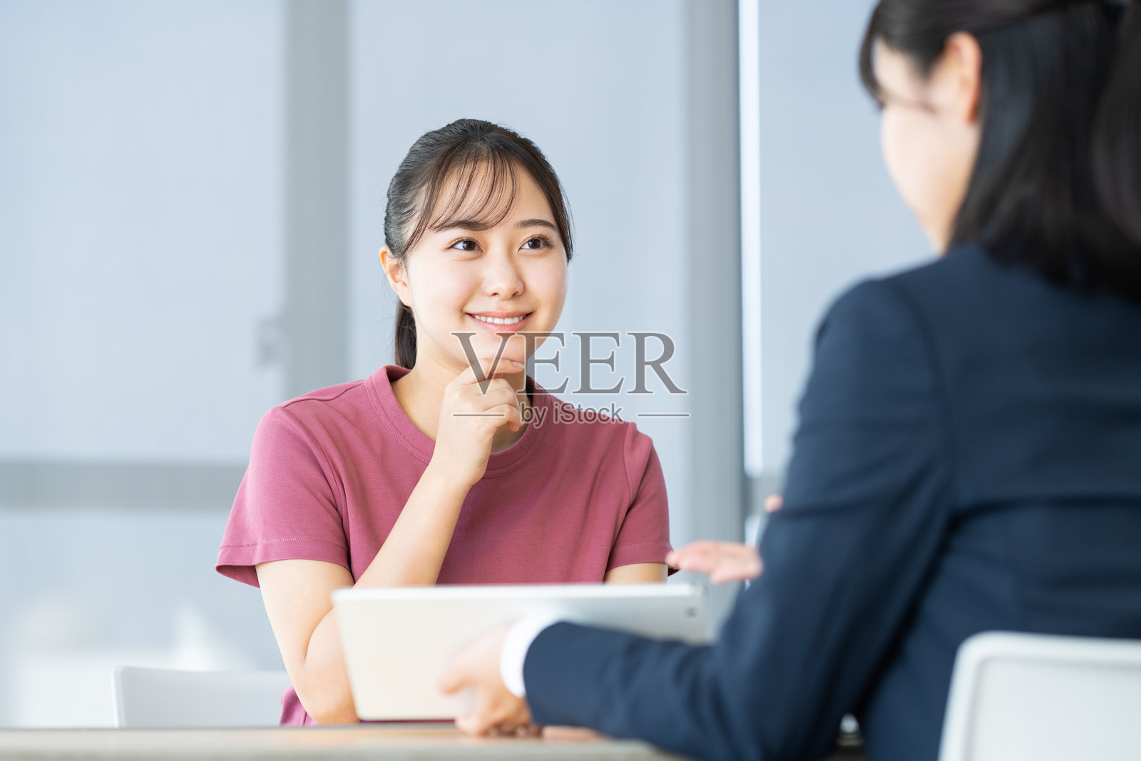 一位女大学生在咨询照片摄影图片
