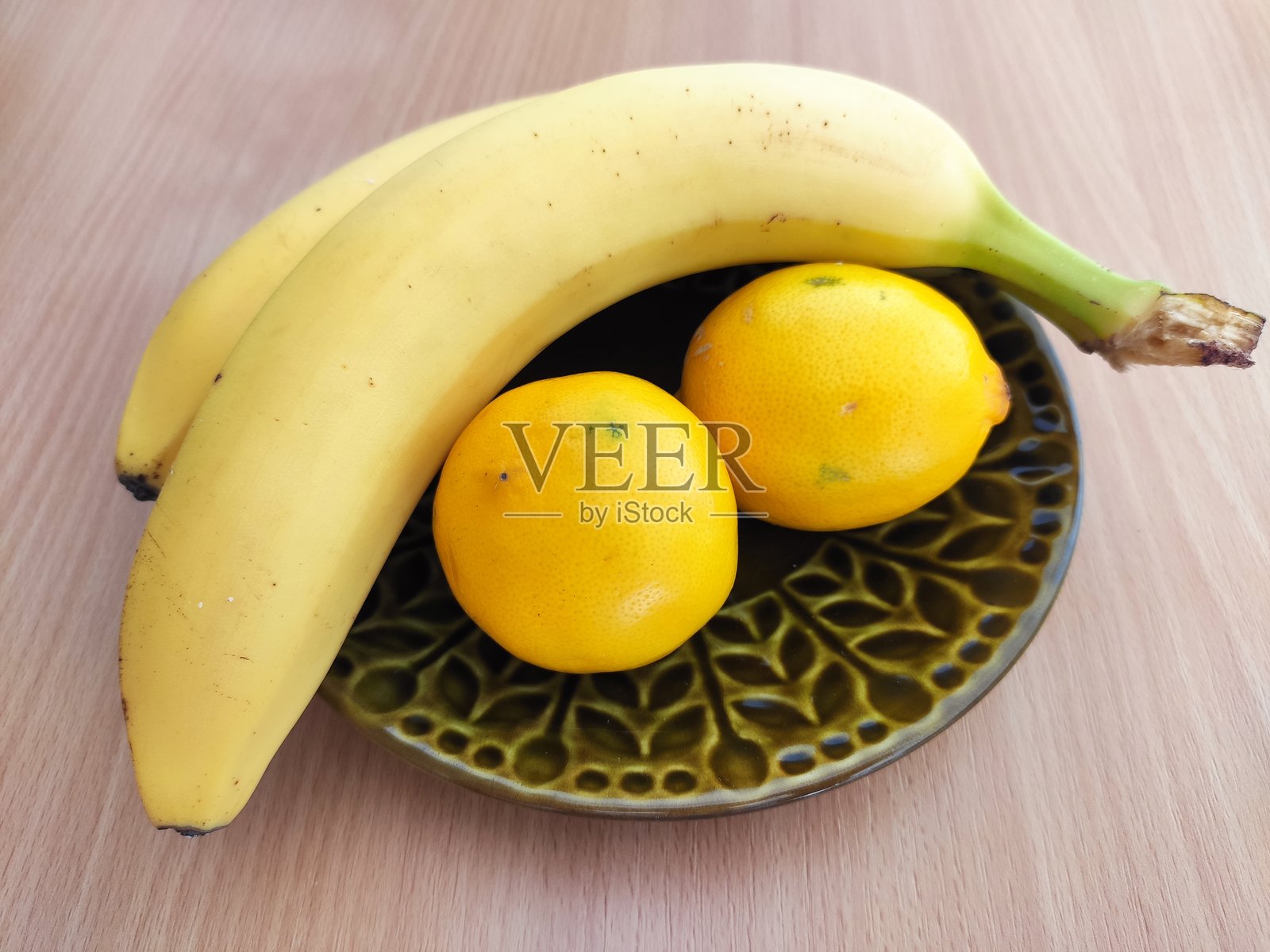 桌上摆放着新鲜的水果照片摄影图片