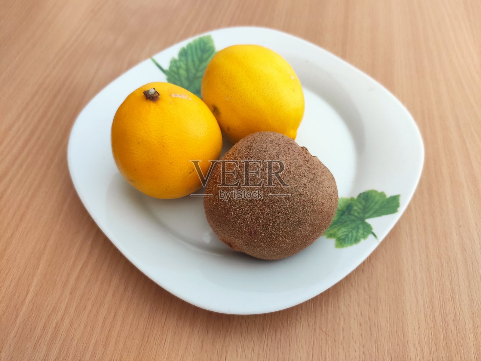 桌子上的新鲜水果照片摄影图片