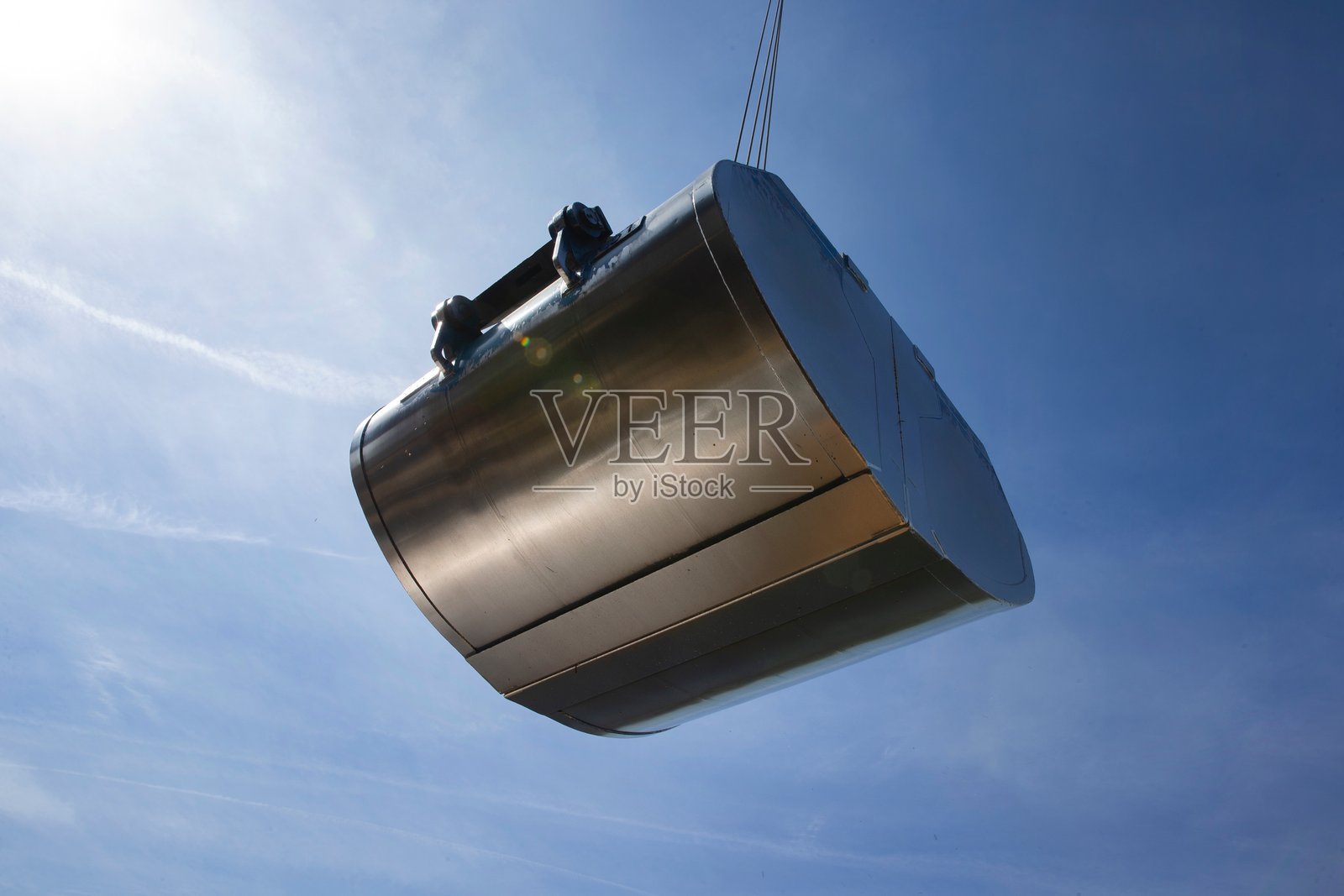 驳船在港口由起重机卸载大豆,该港口位于河边。照片摄影图片