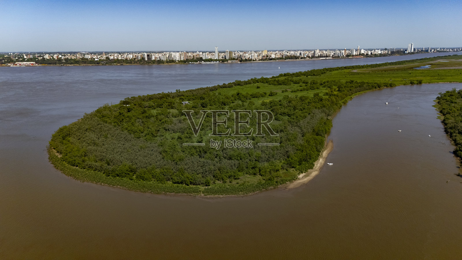 埃斯皮尼略岛。巴拉那河,岛屿(罗萨里奥市前方)日期:2025年10月11日。照片摄影图片