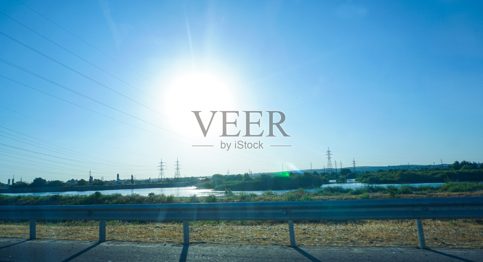 路边的树木、山脉和蓝天照片摄影图片