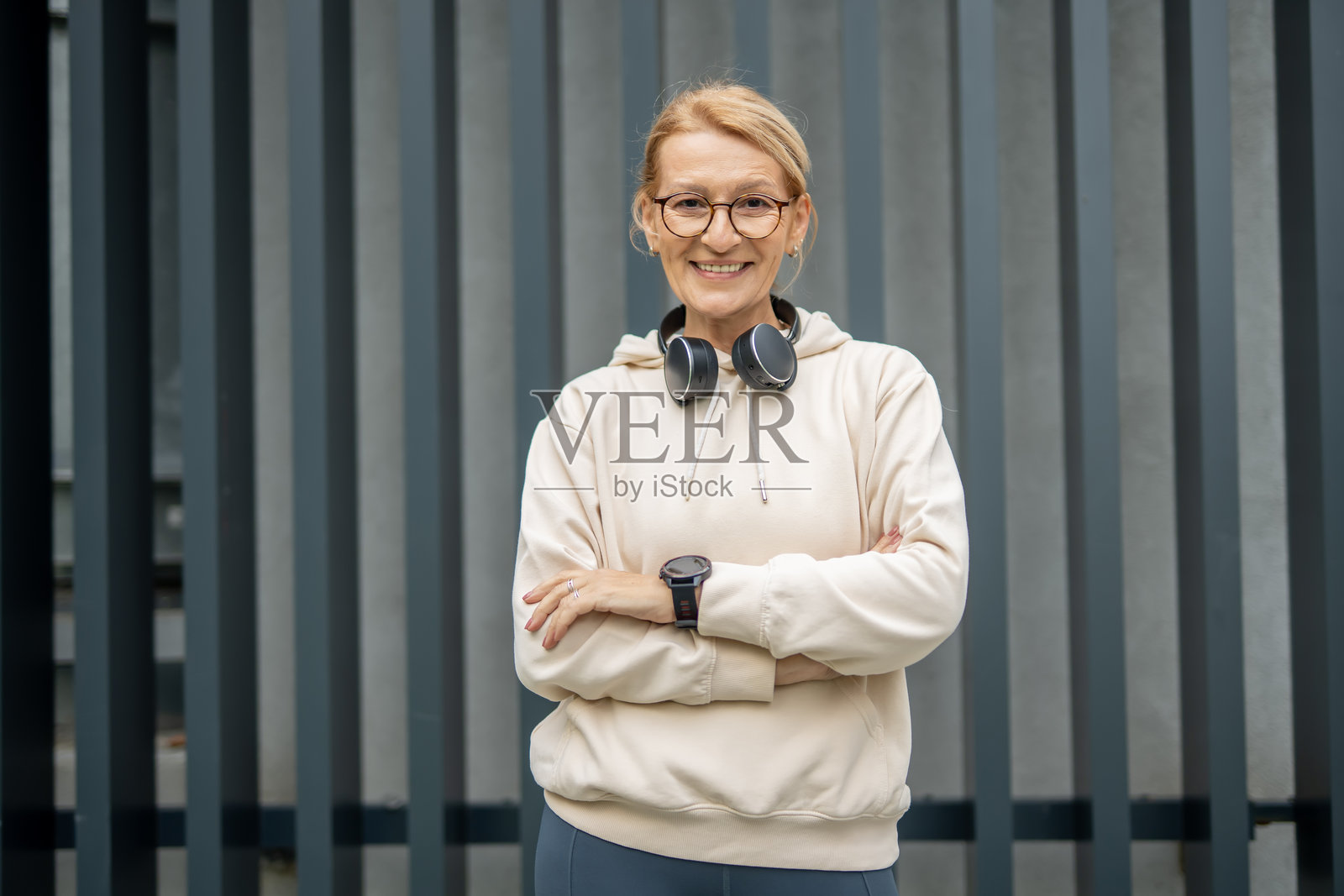 一位年长的女性微笑着,准备在户外锻炼照片摄影图片