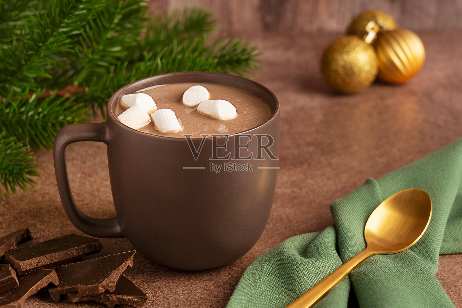 自制甜热巧克力饮品,配有棉花糖、勺子和圣诞装饰照片摄影图片