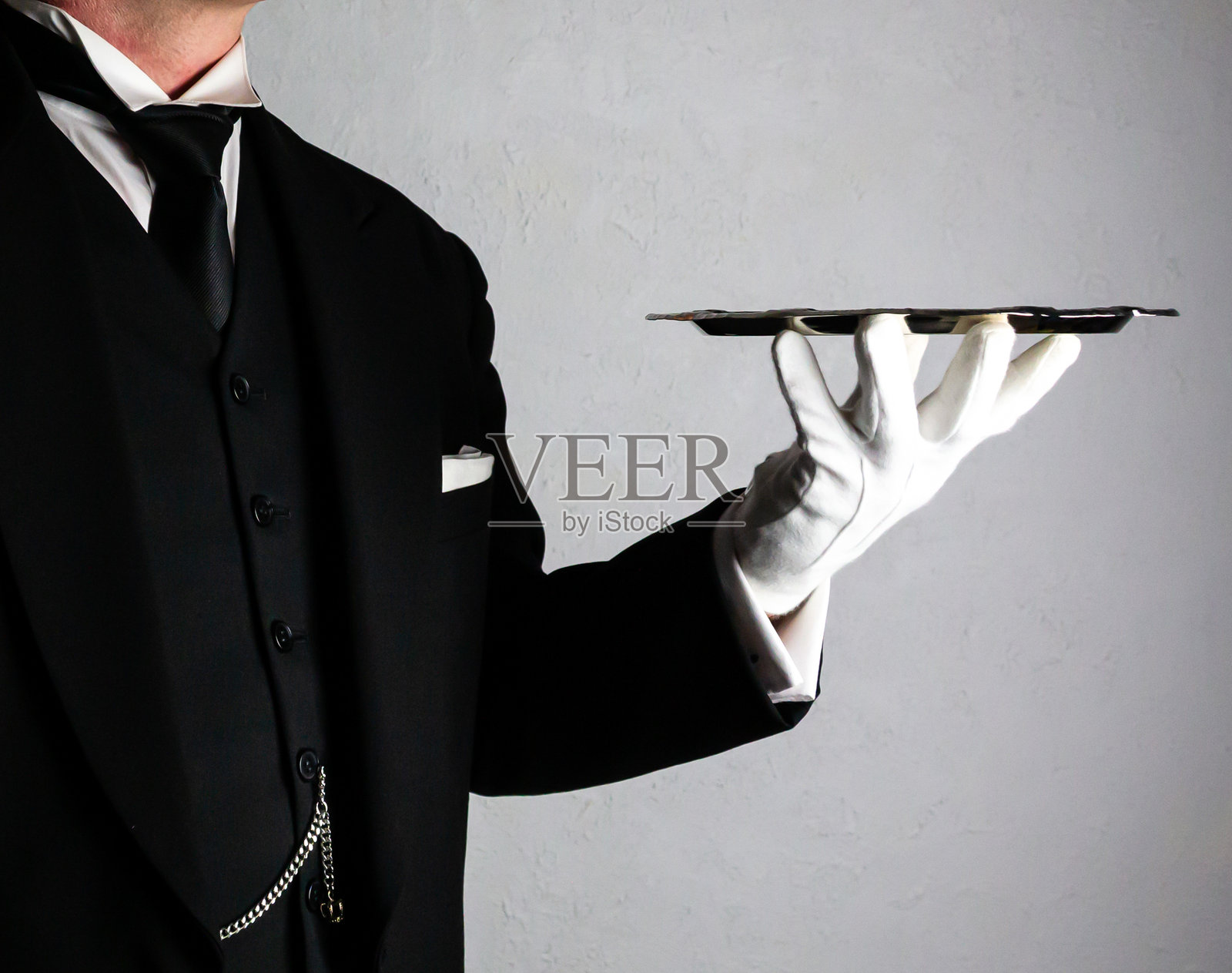 优雅的男管家手持服务托盘照片摄影图片