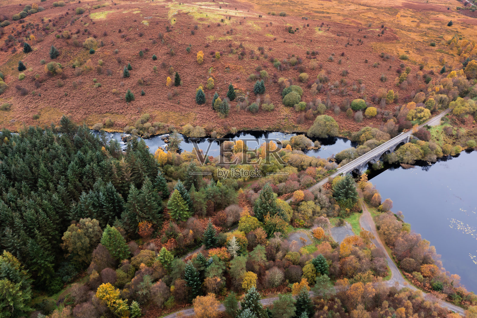 苏格兰乡村一座古老铁路桥的鸟瞰图照片摄影图片