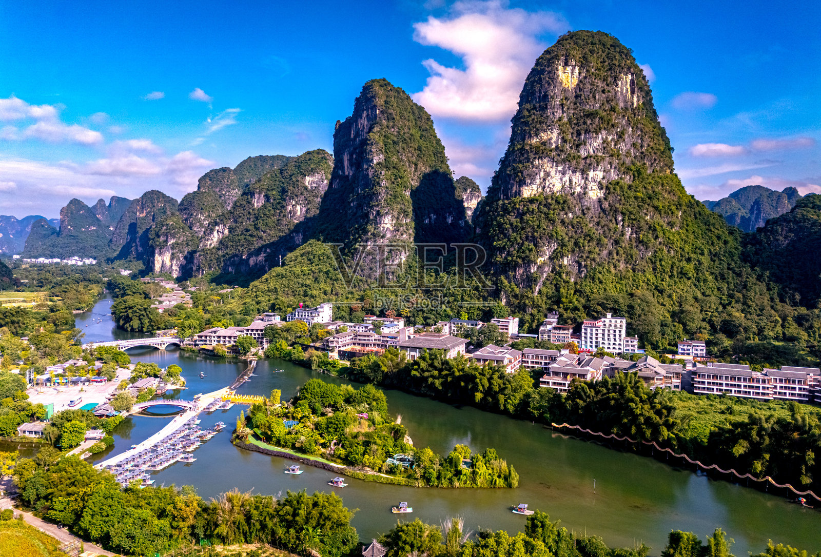 中国阳朔玉龙河喀斯特峰林景观照片摄影图片