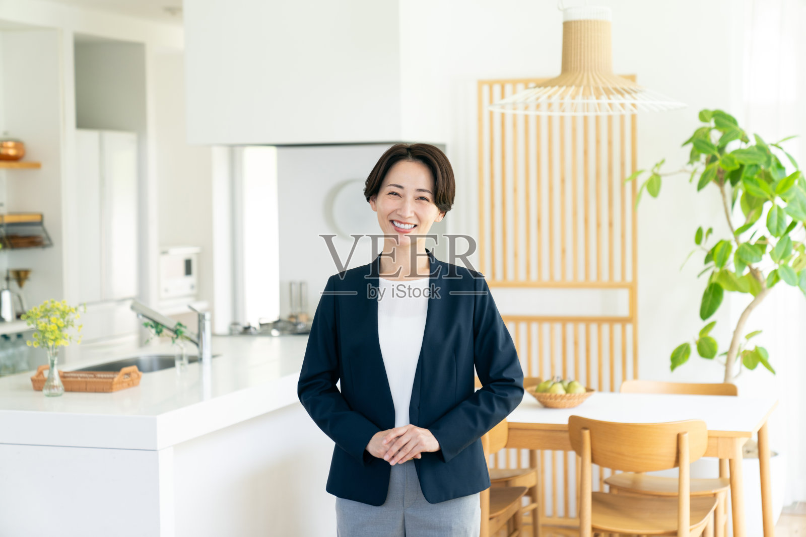 一位中年女商人正在房地产中介公司工作照片摄影图片