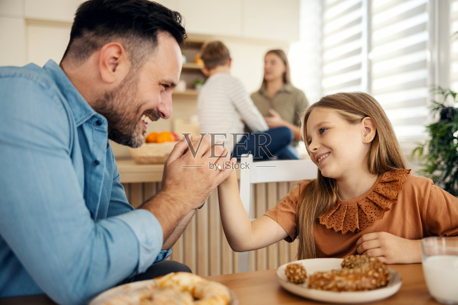 父女在家中享用早餐,亲子关系融洽照片摄影图片