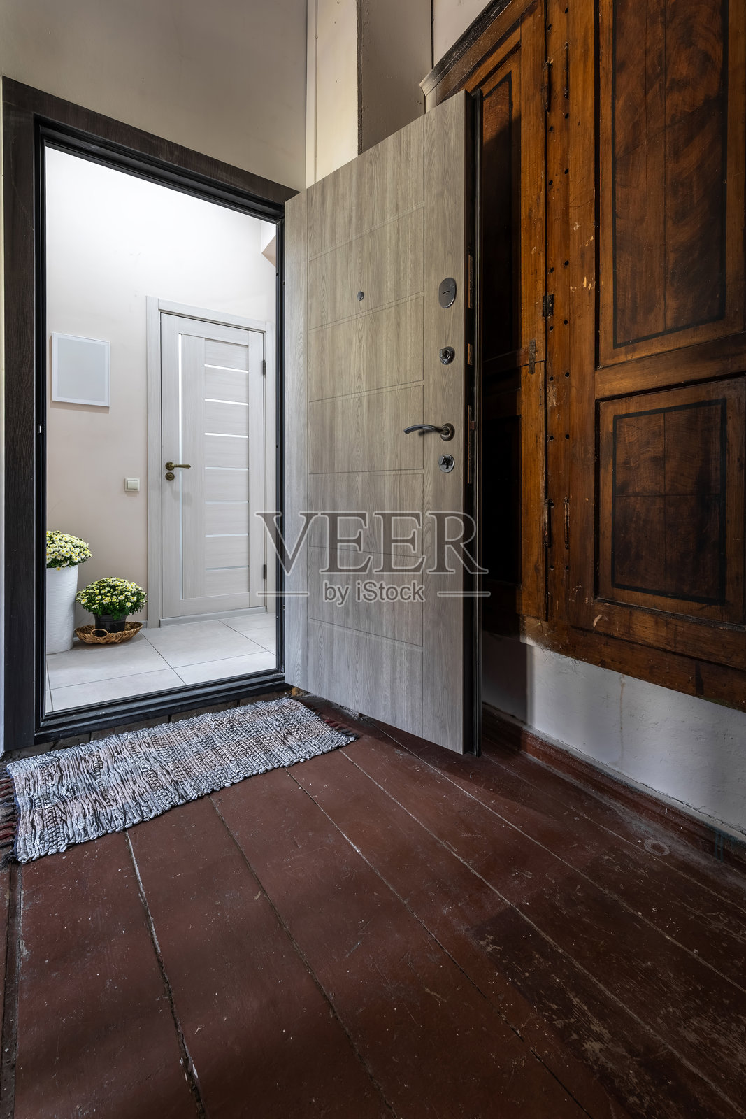 明亮的走廊,设有木地板的入门处,敞开的门照片摄影图片