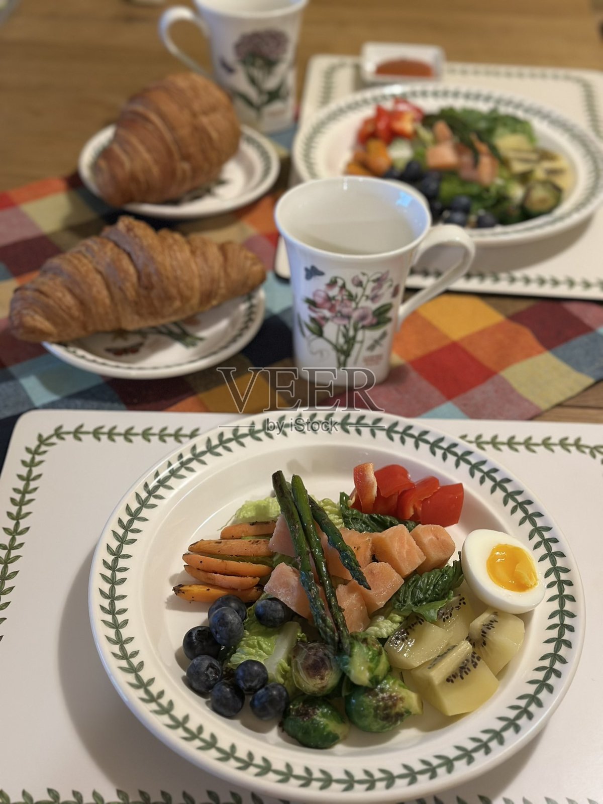 新鲜沙拉,混合了脆嫩的绿叶蔬菜、切片蔬菜和五彩缤纷的食材,拌在一起,制成一道充满天然风味、健康、鲜艳又清爽的菜肴。照片摄影图片