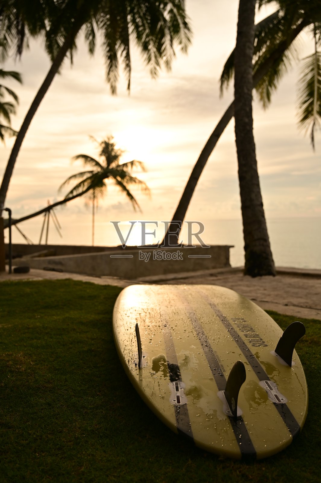 冲浪板在日落时分照片摄影图片